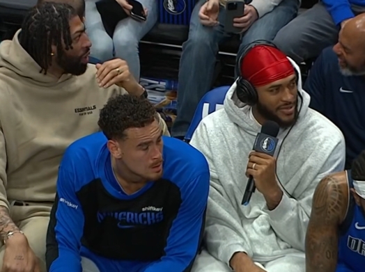 师傅你是做什么工作的？加福德整个第二节都坐在替补席拿着麦克风