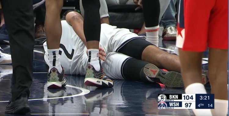 希望没事啊！卡梅隆-约翰逊对抗防守平拍在地板上 已返回更衣室