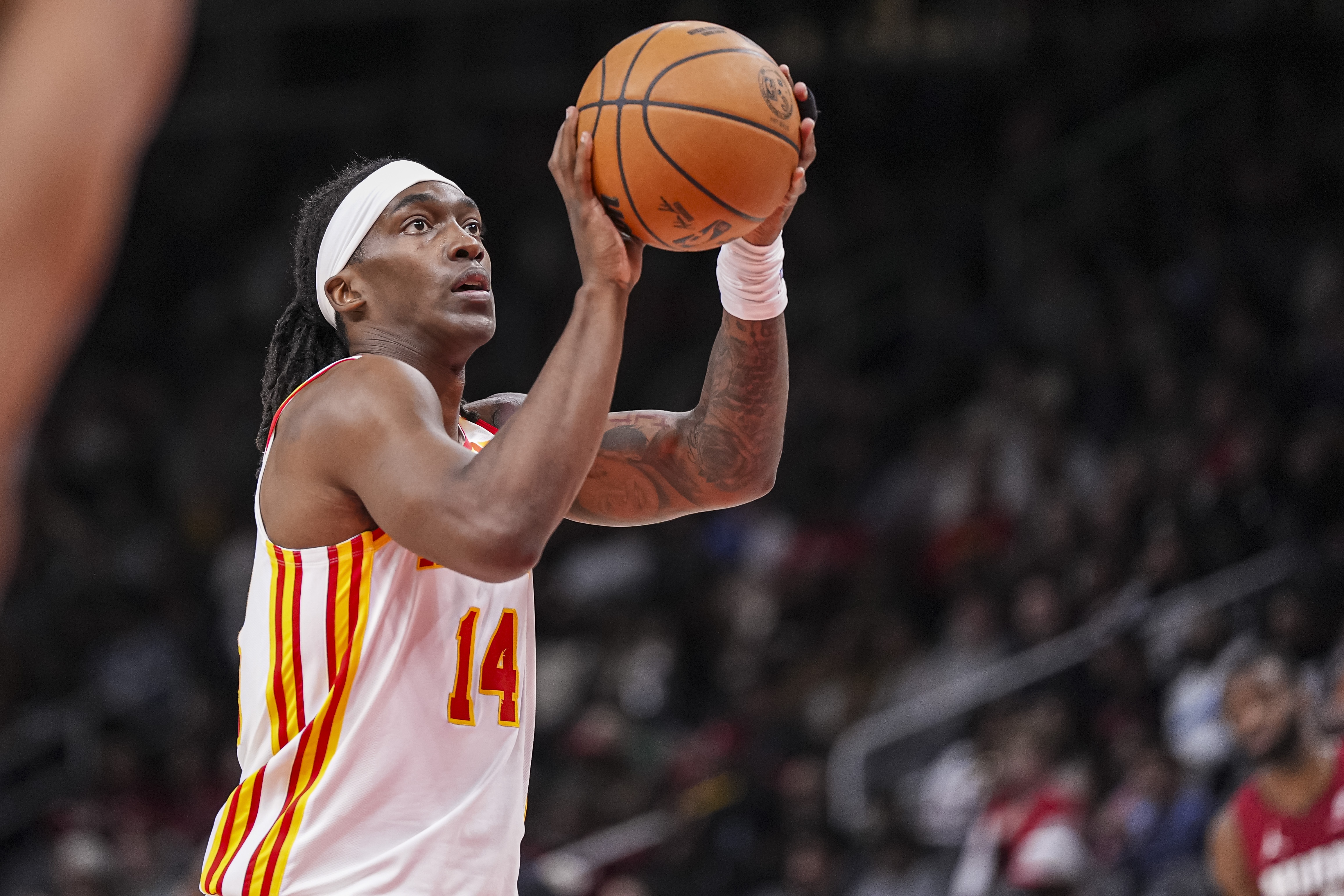 老鹰客战雄鹿！特伦斯-曼恩末节领到个人第二T被驱逐出场