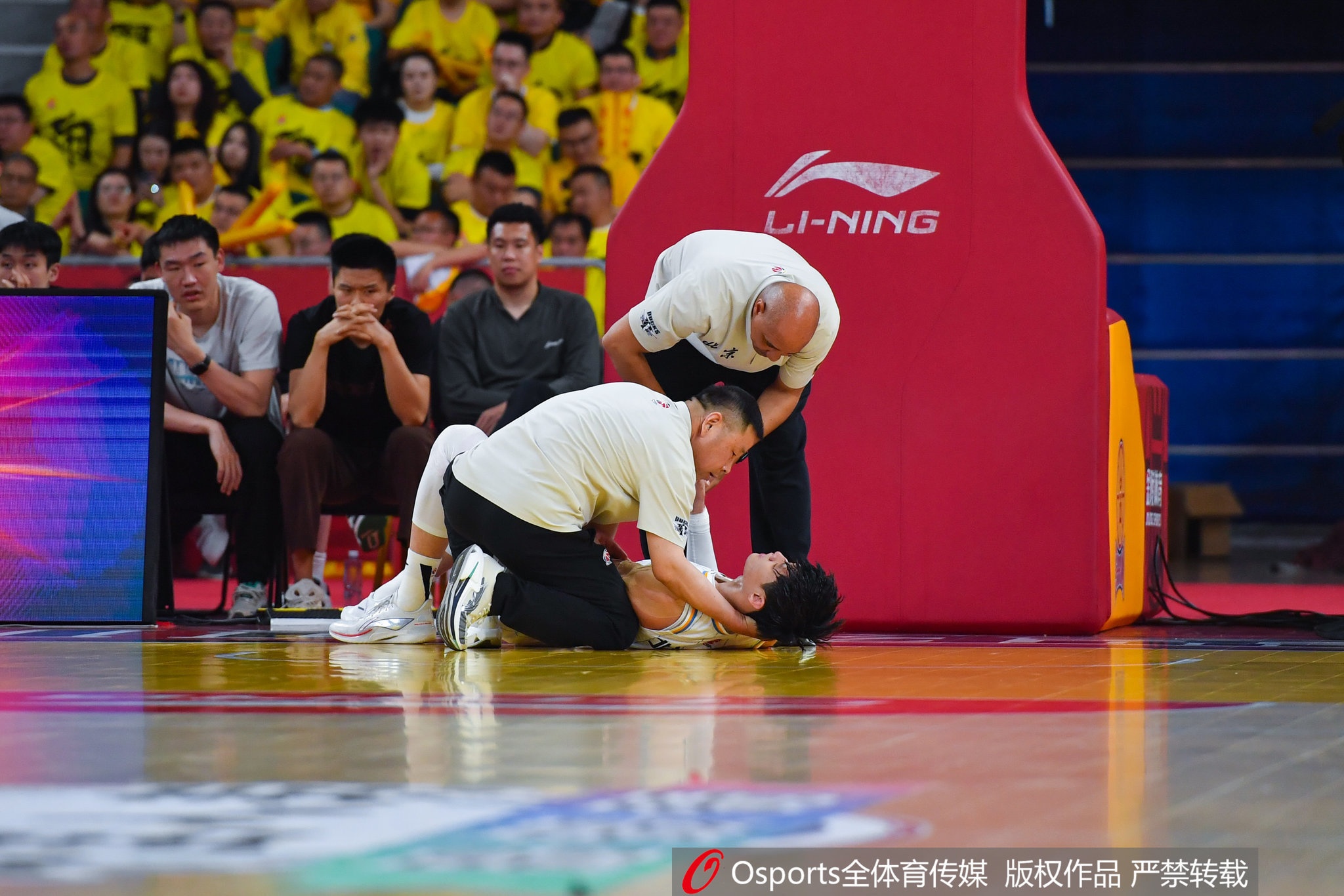 直播吧：篮协认定刘传兴对曾凡博普通防守犯规是错判