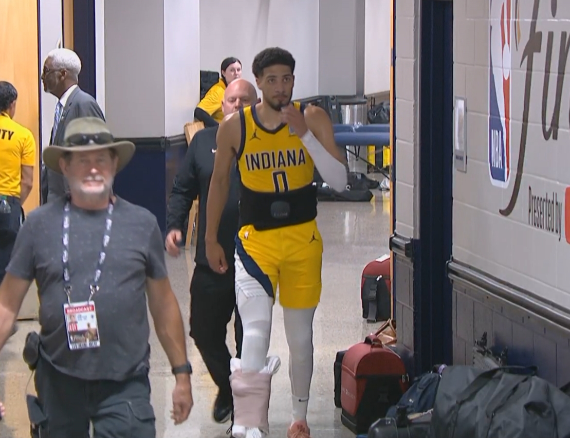 隐患？哈利伯顿突破摔倒后捏着自己的小腿&回更衣室缠上厚重冰袋