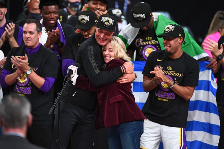 经营有方！巴斯时代湖人夺冠数&出MVP数&季后赛胜场都是联盟第1