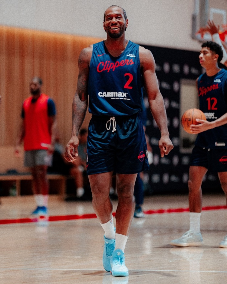 氛围真不错！快船晒今日训练照：全员面带笑容 哈登&保罗嬉戏