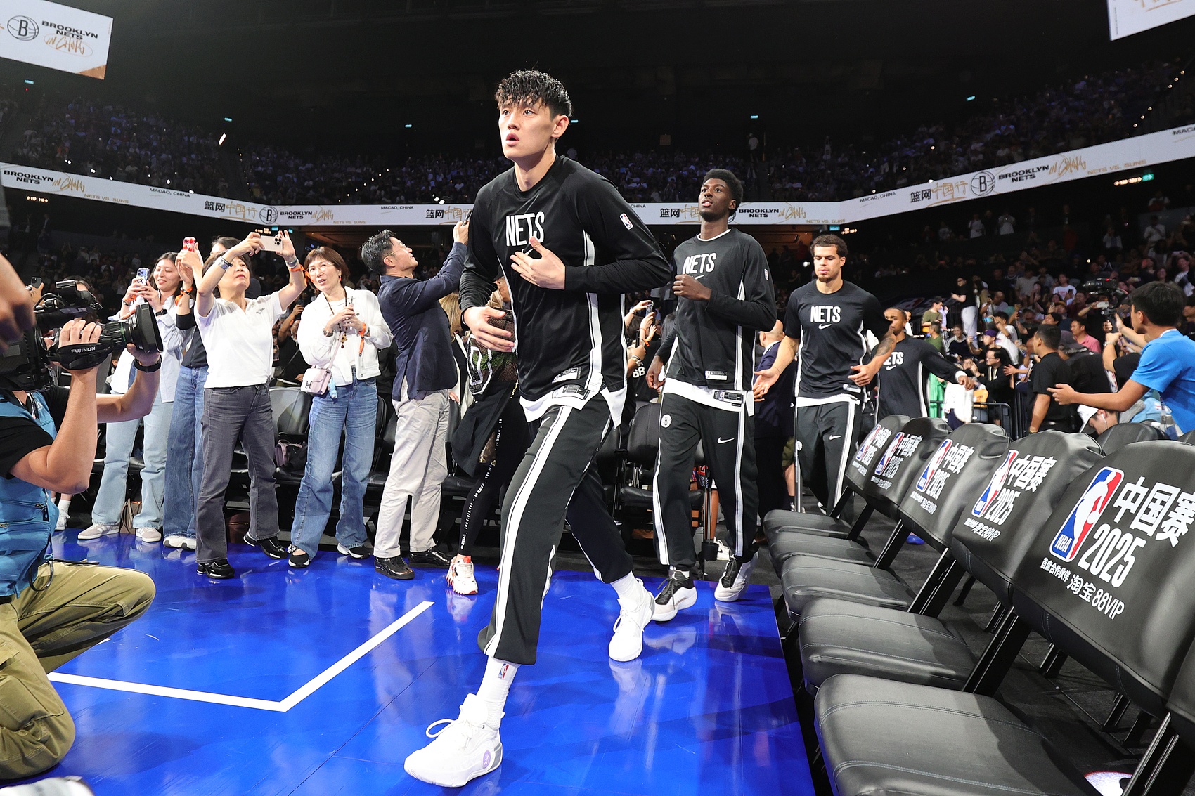 媒体人：曾凡博昨天赛后没拿行李 据说会先回北京解决签证问题