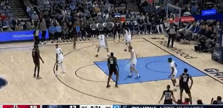 练就有效！阿门弱侧接球三分命中 出手动作很柔和