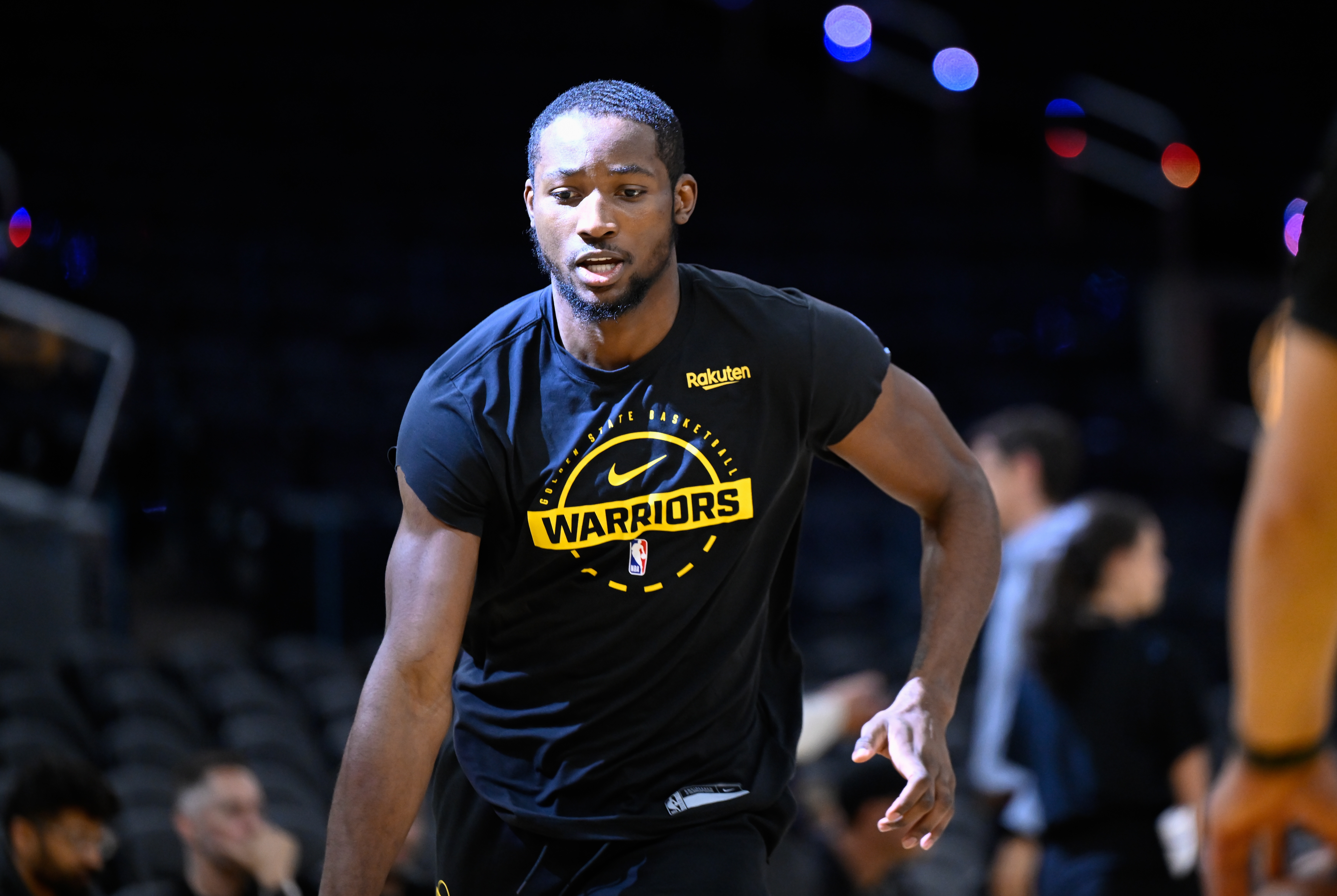 科尔:库明加今天完成了完整5V5训练&状态良好 后天接受再度评估