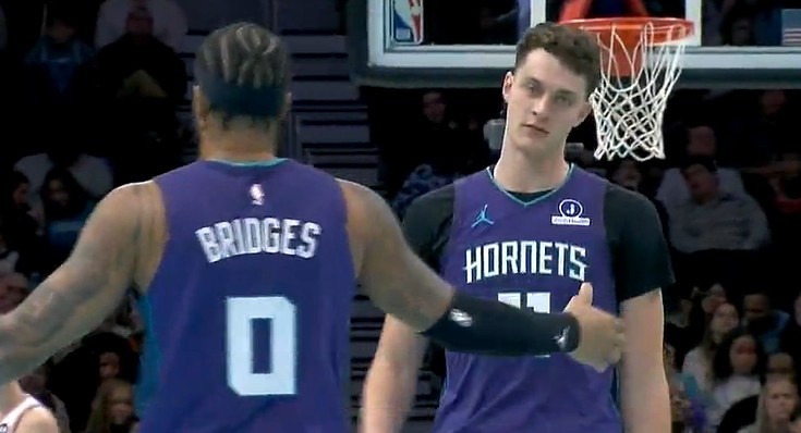 娴熟配合!卡尔克布伦纳掩护后下顺 接小桥高抛空接暴扣!