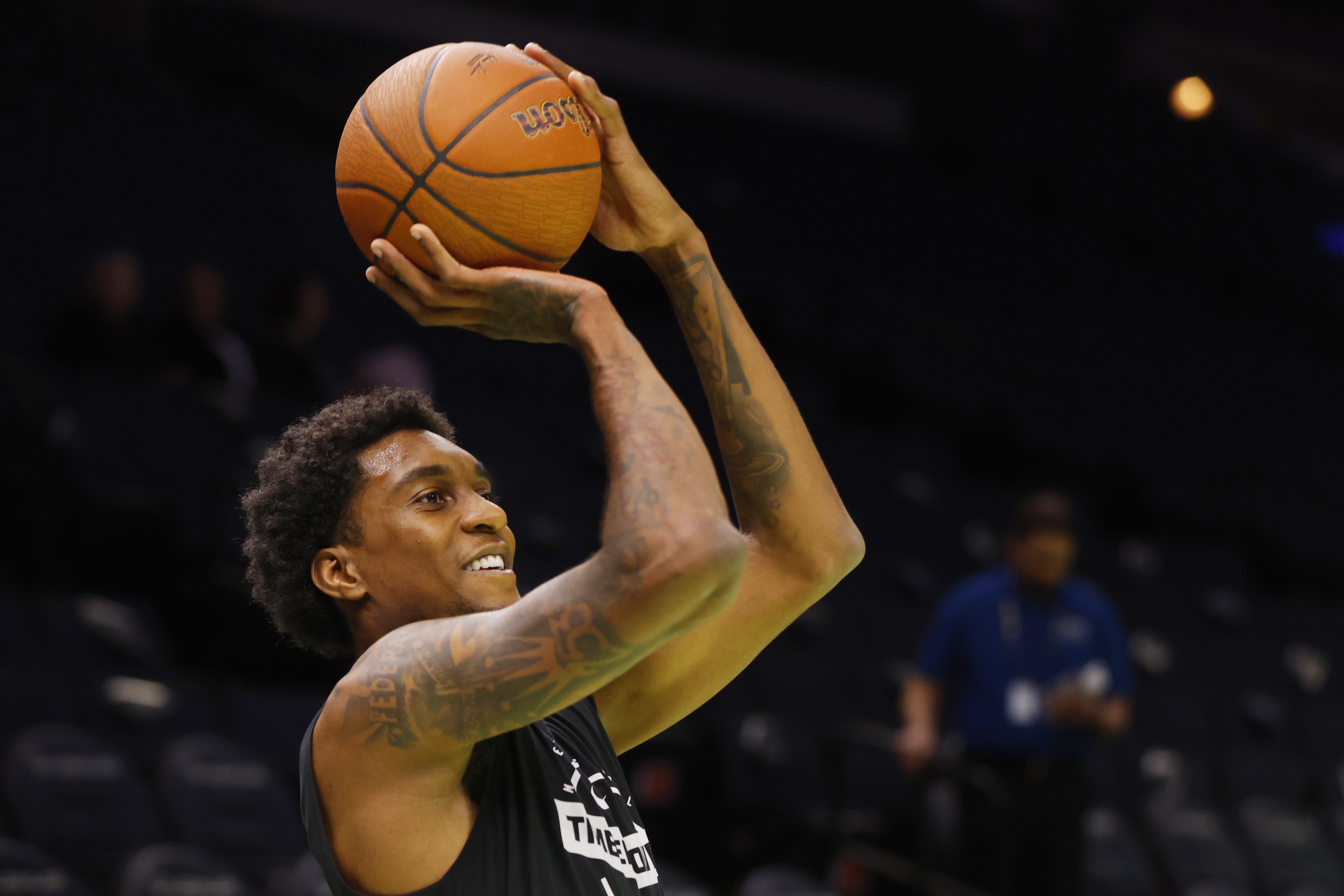 高难度!麦克丹尼尔斯底线突破 滞空拉杆海底捞月上篮得手