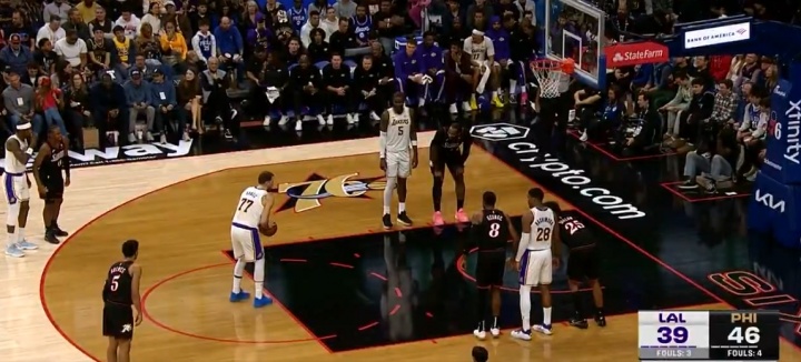 乐了！暂停回来东契奇罚完第二球其他人动起来了 77：不是3罚吗？