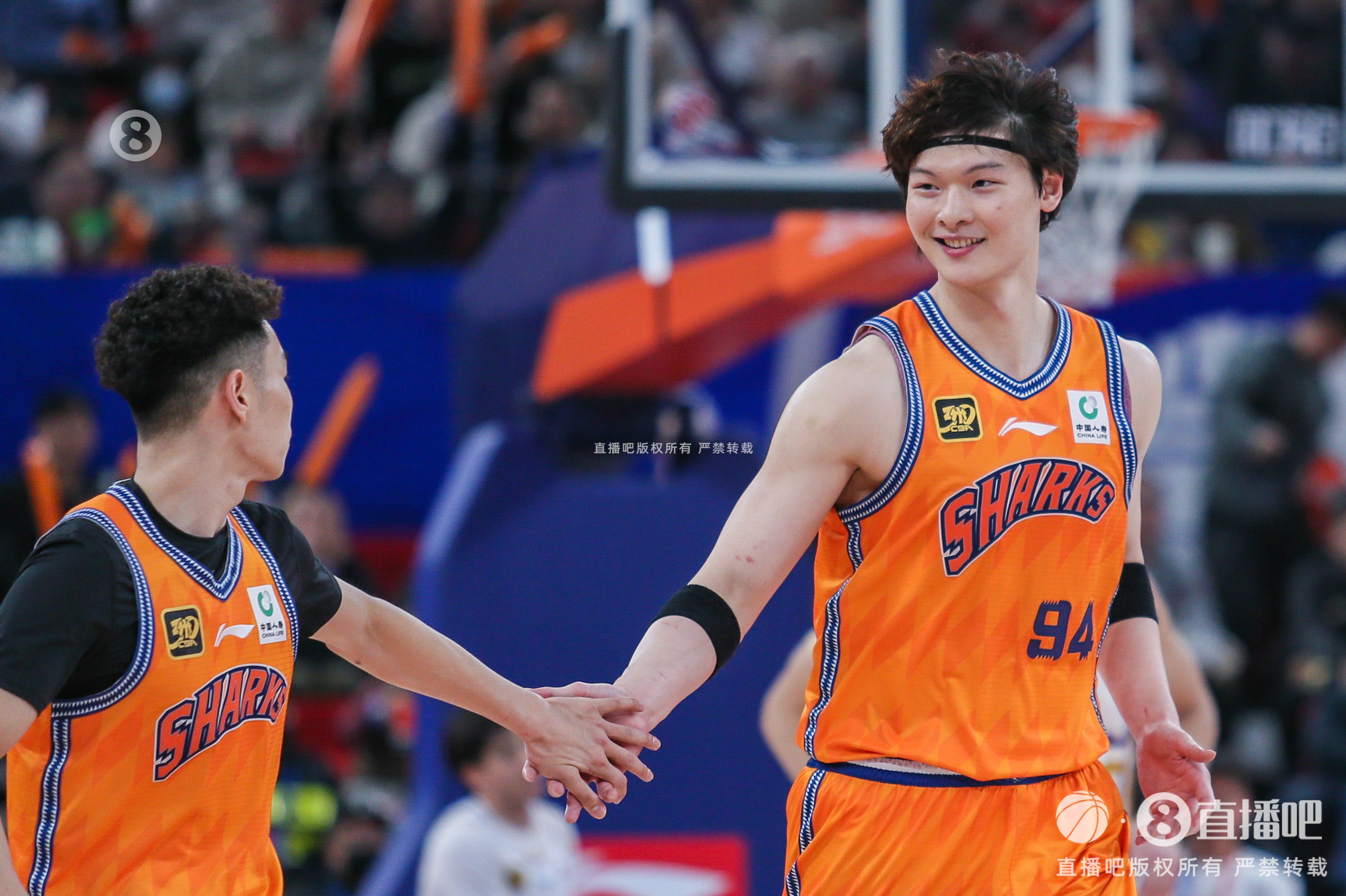 媒体人：上海球迷非常无奈 只能看部分场次抖音直播&蹭别队地方台