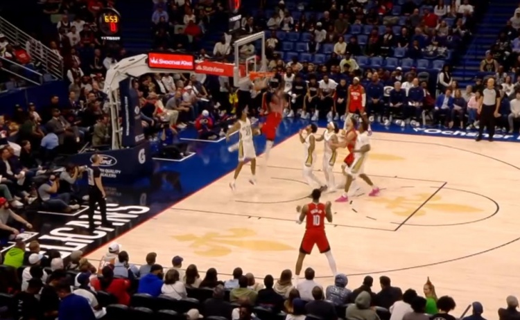 转瞬即逝！阿门接申京妙传飞身反扣后 再反击上空篮反超比分！