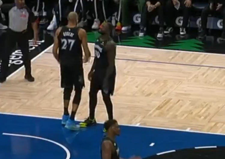 相顾无言~戈贝尔卡住位置准备拿篮板 兰德尔“抢断”失误出界