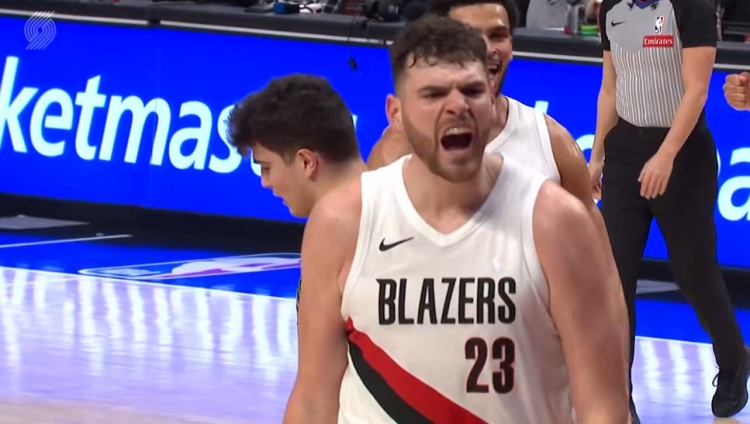 杀死比赛！克林根篮下二次进攻打成2+1 激情怒吼