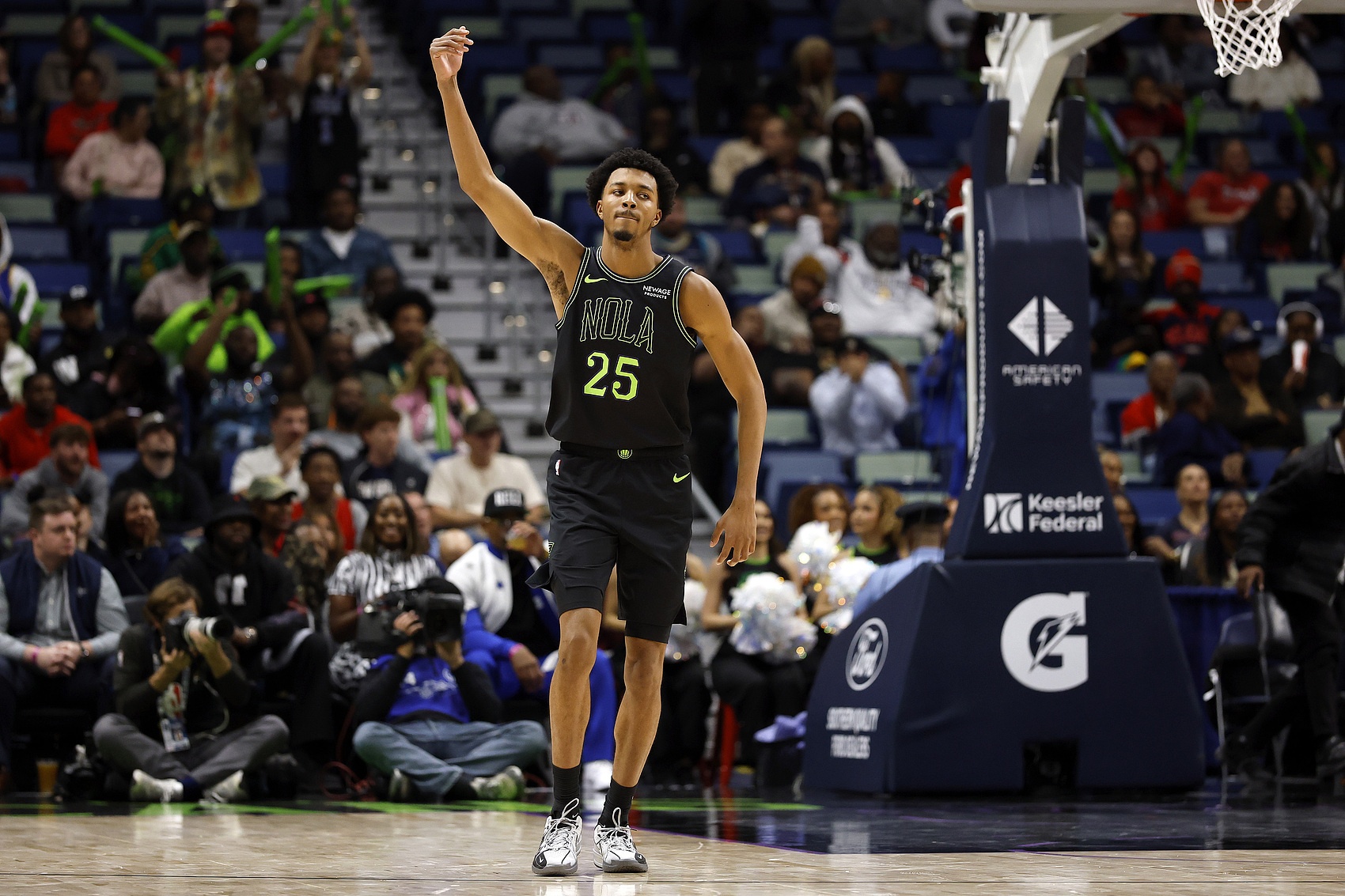 仙人指路！奎因弧顶送抛传 墨菲腾空暴起双手空接扣篮